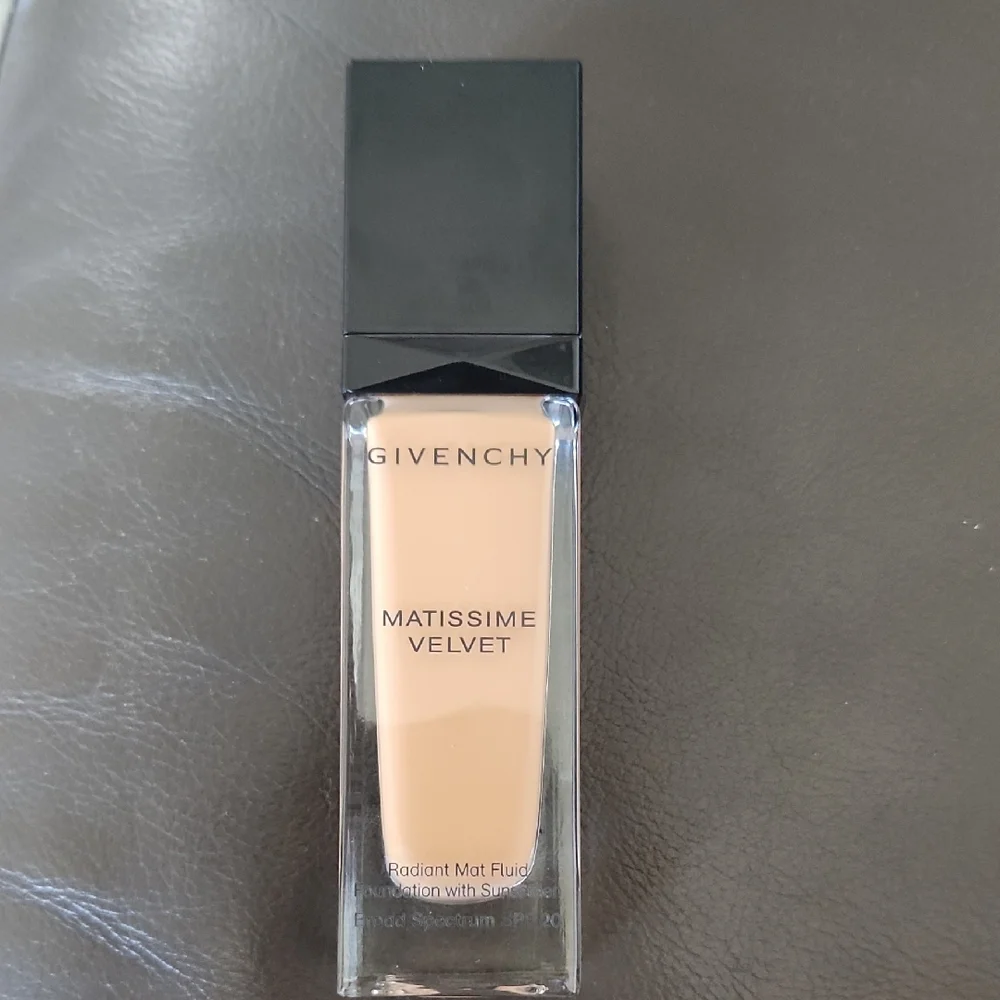 Givenchy Cream Foundation Radiant‎ Glow